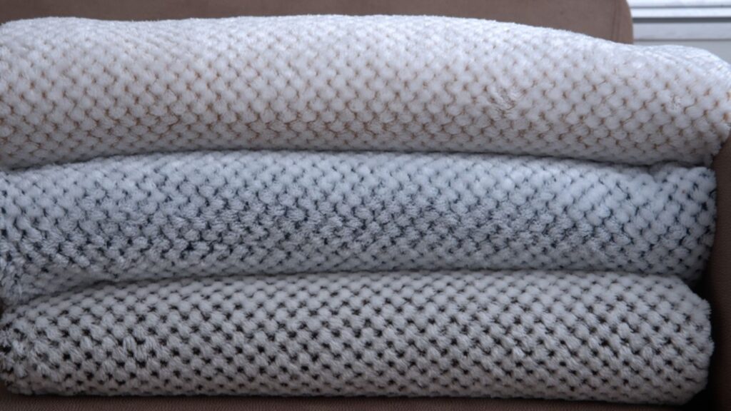 LE INTRO – WAFFLE EMBOSSED THROWS